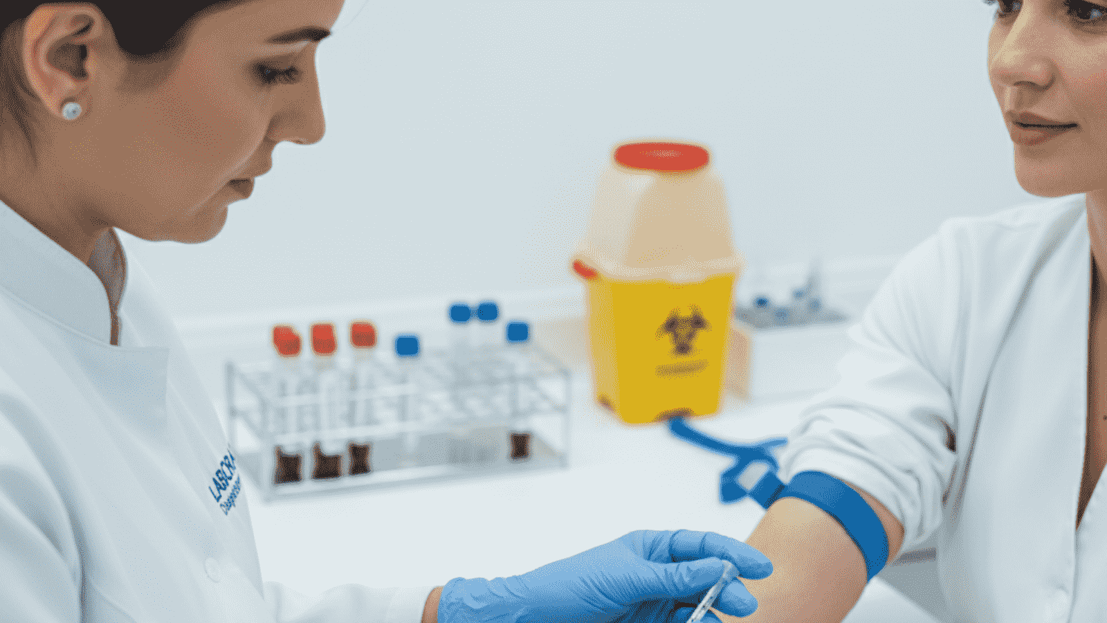 Realização de exames laboratoriais em Maringá