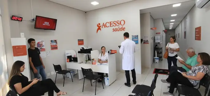 Fachada da Clínica Médica Acesso Saúde Maringá, mostrando a entrada principal e o atendimento de saúde na região.